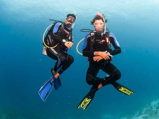 Students practicing buoyancy control in PADI Advanced Open Water Diver Course