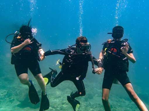 Instructor Gianluca with PADI Discover Scuba Diving participants