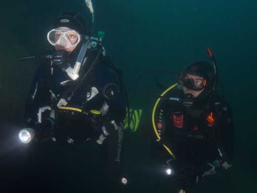 PADI Deep Diver Specialty Course Students exploring the depths