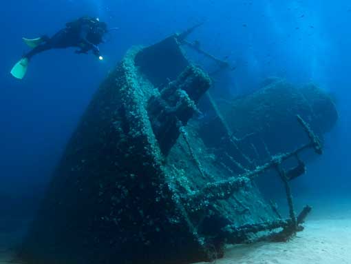 PADI Deep Diver Specialty Course Student exploring a wreck