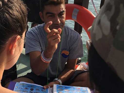 Gianluca demostrating the importance of hand signals in a good dive briefing