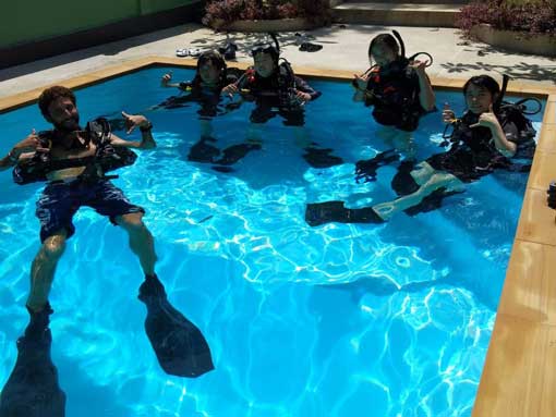 PADI Open Water Diver Course Students with Instructor Joel