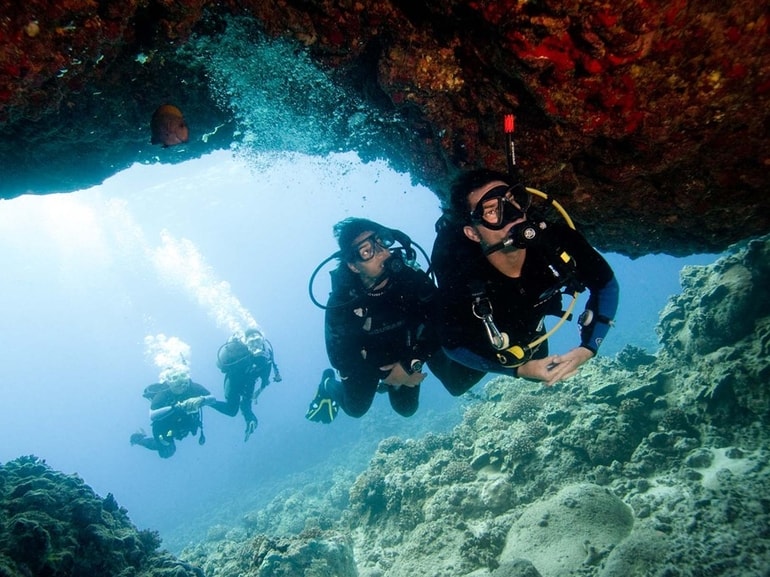 Divers with good buoyancy control